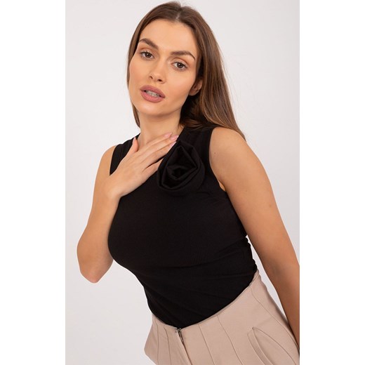 Czarny top z ozdobnym kwiatkiem DHJ-TP-17733.22X, Kolor czarny, Rozmiar uniwersalny, ITALY MODA ze sklepu Primodo w kategorii Bluzki damskie - zdjęcie 184068949