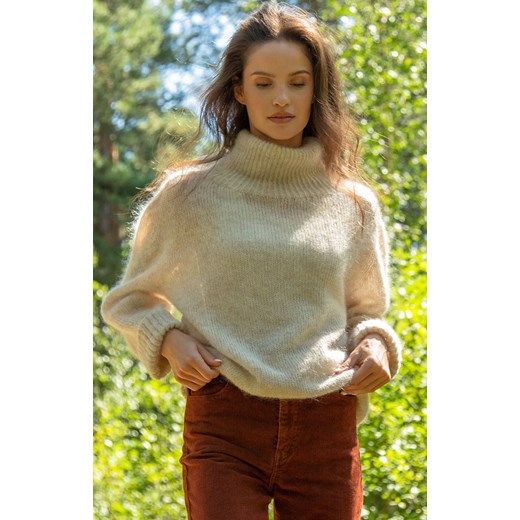 Sweter oversize z golfem z wełny alpaki beżowy F1750, Kolor beżowy, Rozmiar L/XL, Fobya ze sklepu Primodo w kategorii Swetry damskie - zdjęcie 184070045