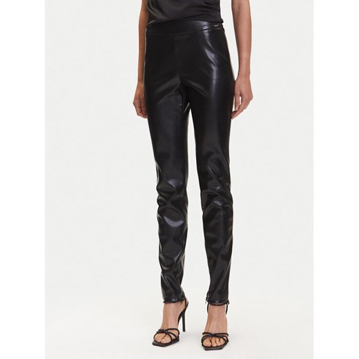 Guess Spodnie z imitacji skóry W4BB18 WGIK0 Brązowy Slim Fit ze sklepu MODIVO w kategorii Spodnie damskie - zdjęcie 184098155