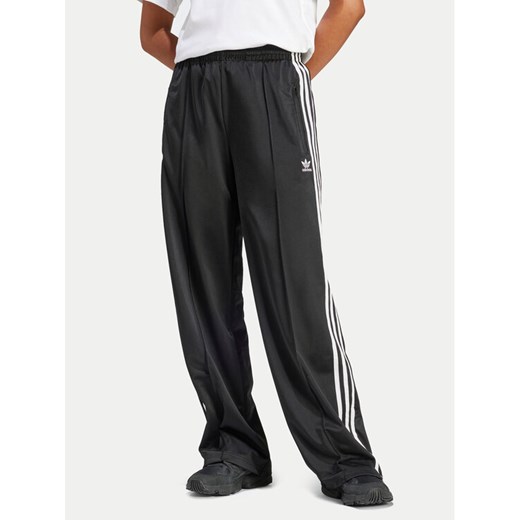 adidas Spodnie dresowe Firebird IT7404 Czarny Regular Fit ze sklepu MODIVO w kategorii Spodnie damskie - zdjęcie 184098298