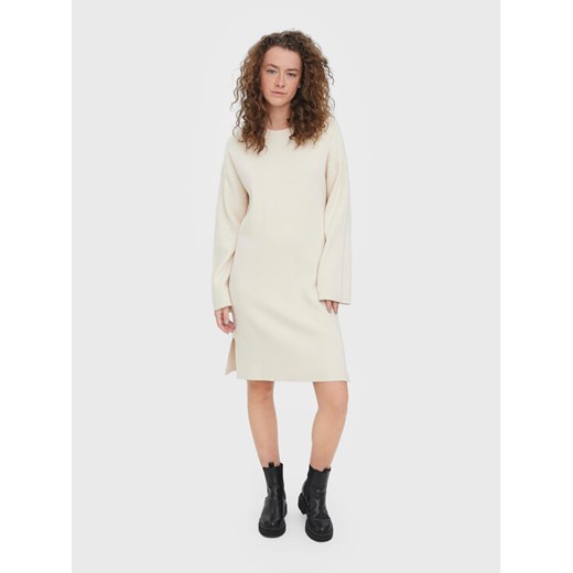 Vero Moda Sukienka dzianinowa Gold 10271183 Écru Loose Fit ze sklepu MODIVO w kategorii Sukienki - zdjęcie 184103366