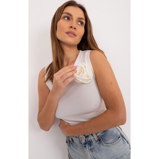 Top z ozdobnym kwiatkiem ecru DHJ-TP-17733.22X, Kolor ecru, Rozmiar uniwersalny, ITALY MODA ze sklepu Intymna w kategorii Bluzki damskie - zdjęcie 184123147
