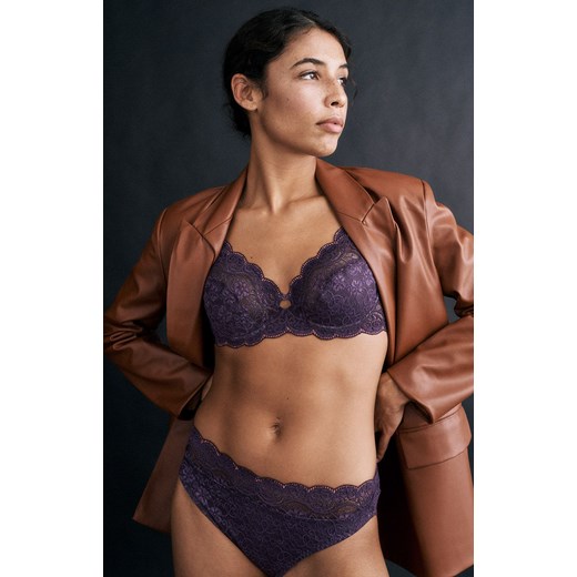 Triumph figi bakłażan Amourette 300 Magic Wire Tai02 10158148, Kolor bakłażan, Rozmiar 42, Triumph ze sklepu Intymna w kategorii Majtki damskie - zdjęcie 184150746