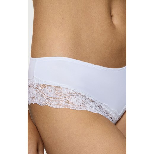 Triumph Lovely Micro Hipsterki białe figi damskie 10182555, Kolor biały, Rozmiar M, Triumph ze sklepu Intymna w kategorii Majtki damskie - zdjęcie 184150888