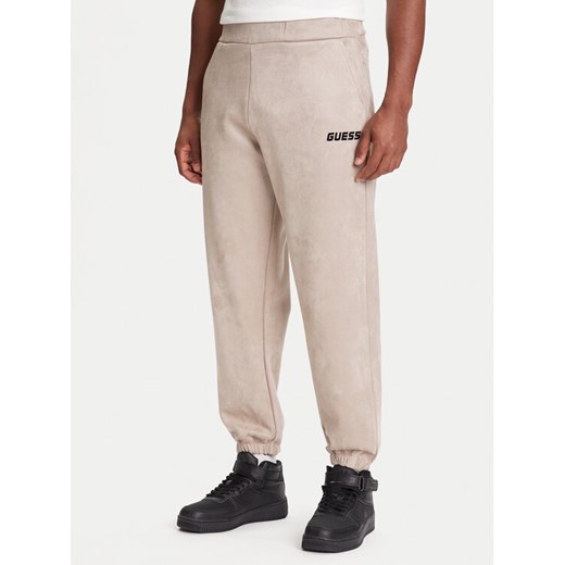 Guess Spodnie dresowe Z5YB03 KCJY2 Beżowy Regular Fit ze sklepu MODIVO w kategorii Spodnie męskie - zdjęcie 184158606