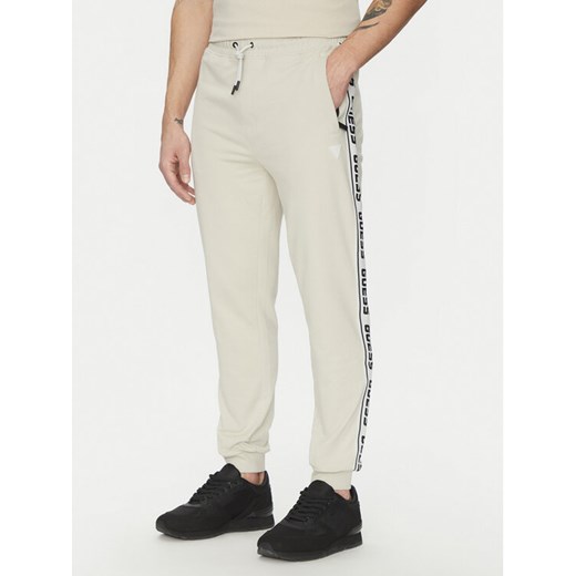 Guess Spodnie dresowe Z2YB19 K6ZS1 Écru Regular Fit ze sklepu MODIVO w kategorii Spodnie męskie - zdjęcie 184162909