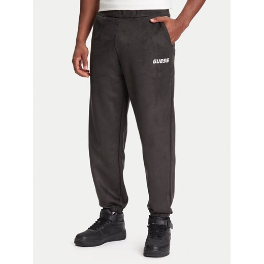 Guess Spodnie dresowe Z5YB03 KCJY2 Zielony Regular Fit ze sklepu MODIVO w kategorii Spodnie męskie - zdjęcie 184165017