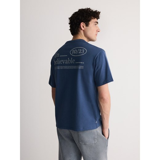 Reserved - T-shirt oversize z nadrukiem na plecach - granatowy Reserved XL Reserved promocyjna cena