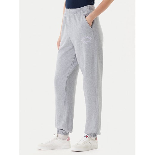 Tommy Jeans Spodnie dresowe Varsity DW0DW20994 Szary Regular Fit ze sklepu MODIVO w kategorii Spodnie damskie - zdjęcie 184193245