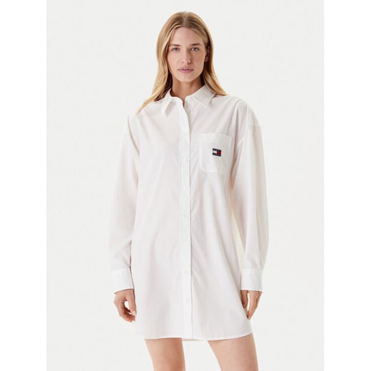 Tommy Jeans Sukienka koszulowa DW0DW21122 Biały Relaxed Fit ze sklepu MODIVO w kategorii Sukienki - zdjęcie 184193297