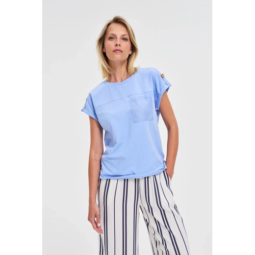 T-shirt z kieszonką błękitny ze sklepu Moodo.pl w kategorii Bluzki damskie - zdjęcie 184194975