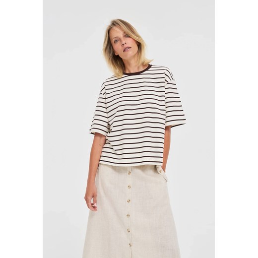 T-shirt oversize w paski brązowy ze sklepu Moodo.pl w kategorii Bluzki damskie - zdjęcie 184195029
