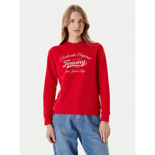 Tommy Jeans Bluza Essential DW0DW20942 Czerwony Regular Fit ze sklepu MODIVO w kategorii Bluzy damskie - zdjęcie 184197069