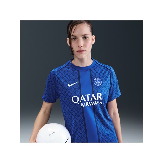Damska przedmeczowa koszulka piłkarska z krótkim rękawem Nike Dri-FIT Paris Saint-Germain Academy Pro (wersja domowa) - Niebieski ze sklepu Nike poland w kategorii Bluzki damskie - zdjęcie 184204038