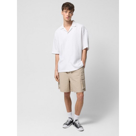 Męskie spodenki casual cargo Outhorn OTHWSS24TSHOM583 - beżowe Outhorn M Sportstylestory.com promocyjna cena