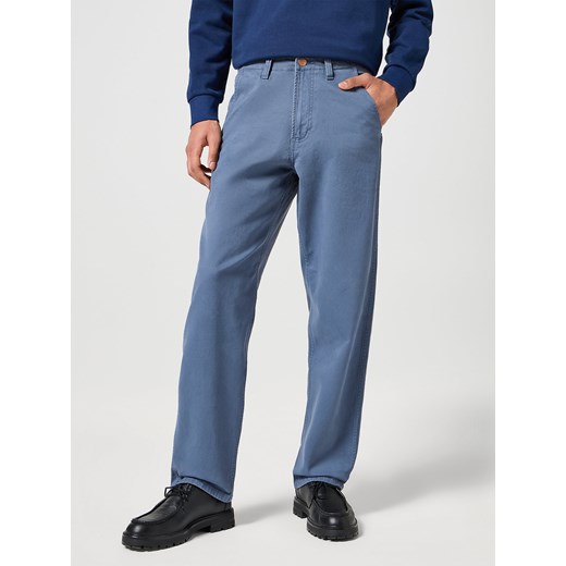 WRANGLER MĘSKIE SPODNIE CHWRANGLER CASEY JONES CHINO RELAXED GRISAI 112356859 ze sklepu YouNeedit.pl w kategorii Spodnie męskie - zdjęcie 184229208