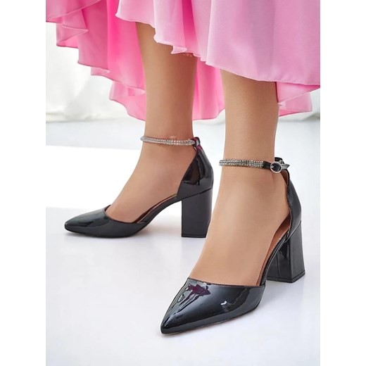 Royalfashion Damskie czółenka lakierowane z paseczkiem z cyrkonii Furoni ze sklepu royalfashion.pl w kategorii Czółenka - zdjęcie 184238018