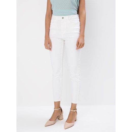Mohito - Jeansy skinny push up PETITE - biały ze sklepu Mohito w kategorii Jeansy damskie - zdjęcie 184239028