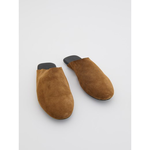 Reserved - Zamszowe mule - brązowy Reserved 36 Reserved