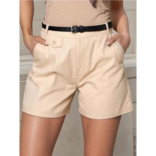 Sinsay - Szorty w stylu smart casual z paskiem - kremowy ze sklepu Sinsay w kategorii Szorty - zdjęcie 184246349