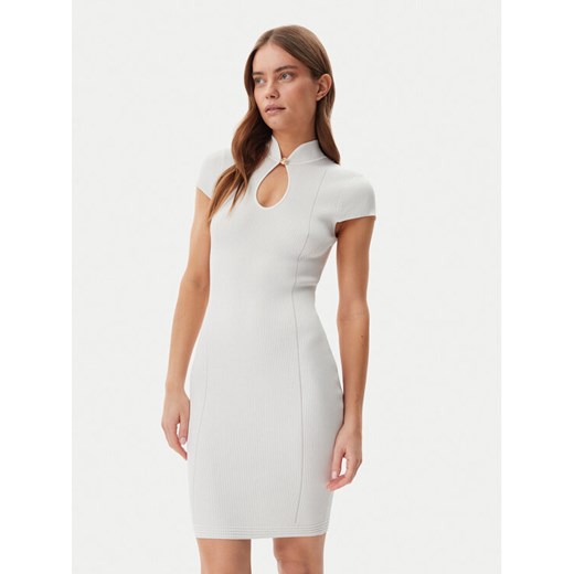Guess Sukienka dzianinowa W5GK46 Z3L10 Écru Slim Fit ze sklepu MODIVO w kategorii Sukienki - zdjęcie 184248407