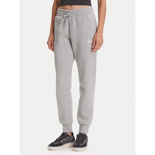 Nike Spodnie dresowe FZ7626 Szary Regular Fit ze sklepu MODIVO w kategorii Spodnie damskie - zdjęcie 184253246
