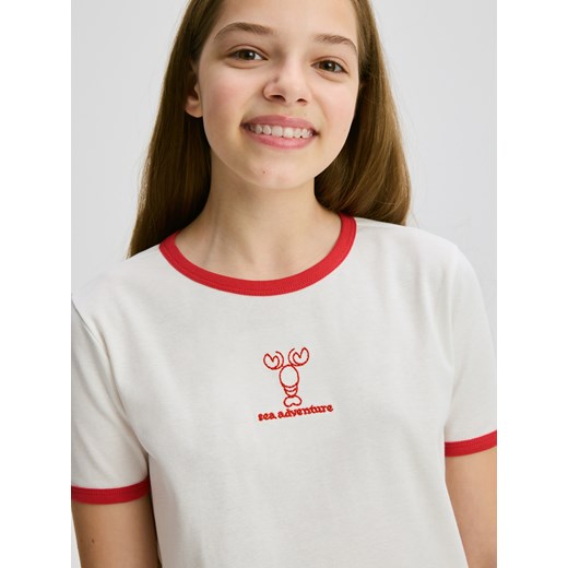 Reserved - Krótki t-shirt z haftem - czerwony ze sklepu Reserved w kategorii Bluzki dziewczęce - zdjęcie 184254169
