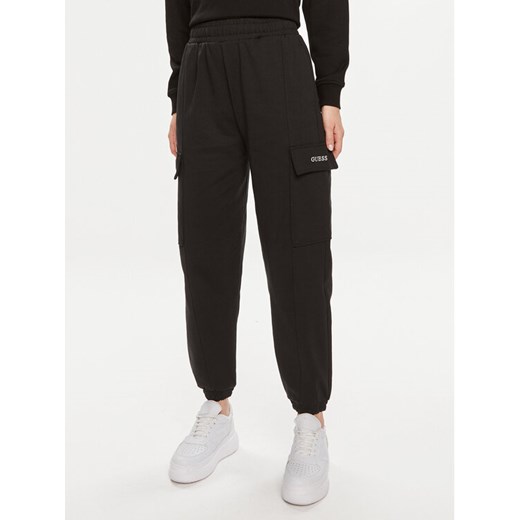 Guess Spodnie dresowe Ruth Cargo V4GB12 KC5U1 Czarny Regular Fit ze sklepu MODIVO w kategorii Spodnie damskie - zdjęcie 184261637