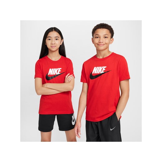 T-shirt dla dużych dzieci Nike Sportswear - Czerwony ze sklepu Nike poland w kategorii T-shirty chłopięce - zdjęcie 184264785