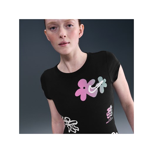 Damski przylegający T-shirt z krótkim rękawem i grafiką Nike Sportswear - Czerń ze sklepu Nike poland w kategorii Bluzki damskie - zdjęcie 184265039