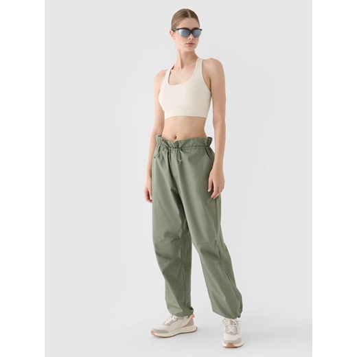 Damskie spodnie parachute casual 4F 4FRSS24TTROF1330 - oliwkowe/khaki ze sklepu Sportstylestory.com w kategorii Spodnie damskie - zdjęcie 184280309