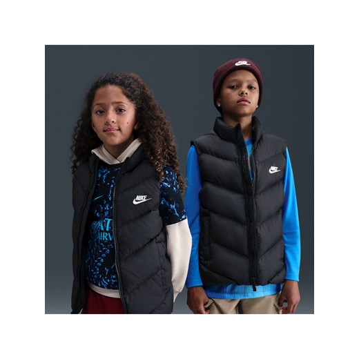 Bezrękawnik puchowy o luźnym kroju dla dużych dzieci Therma-Fit Nike Sportswear All Day Play - Czerń ze sklepu Nike poland w kategorii Kamizelki męskie - zdjęcie 184284175