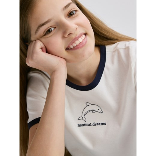 Reserved - Krótki t-shirt z haftem - granatowy ze sklepu Reserved w kategorii Bluzki dziewczęce - zdjęcie 184289755
