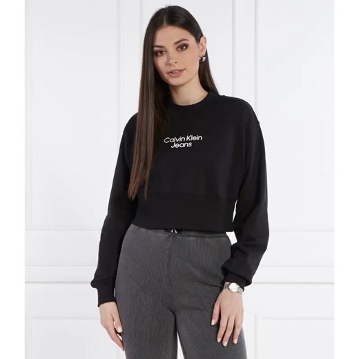 Calvin Klein Jeans Bluza STACKED INSTITUTIONAL | Cropped Fit ze sklepu Gomez Fashion Store w kategorii Bluzy damskie - zdjęcie 184324376