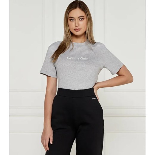 Calvin Klein T-shirt HERO LOGO | Regular Fit ze sklepu Gomez Fashion Store w kategorii Bluzki damskie - zdjęcie 184331215