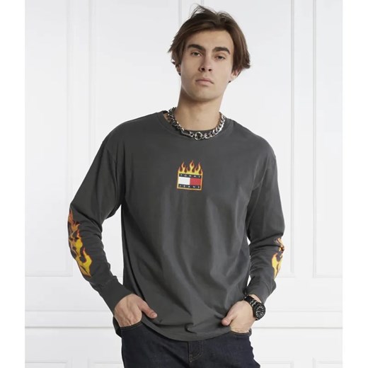 Tommy Jeans Longsleeve TJM L/S BURNING BADGE TEE | Regular Fit ze sklepu Gomez Fashion Store w kategorii T-shirty męskie - zdjęcie 184336628