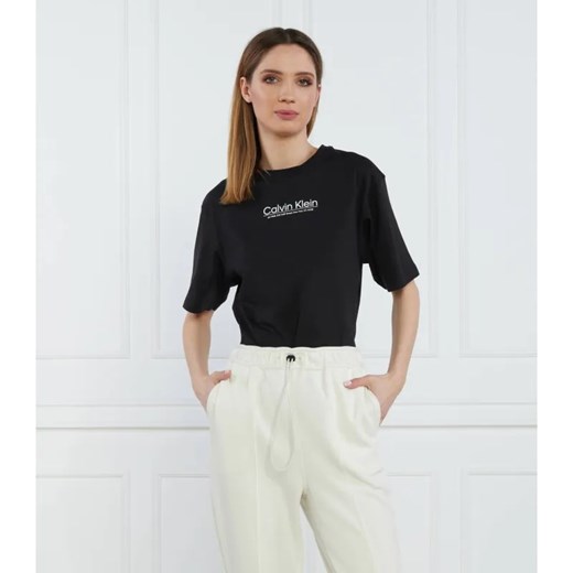 Calvin Klein T-shirt COORDINATES LOGO GRAPHIC T-SHIRT | Regular Fit ze sklepu Gomez Fashion Store w kategorii Bluzki damskie - zdjęcie 184337035