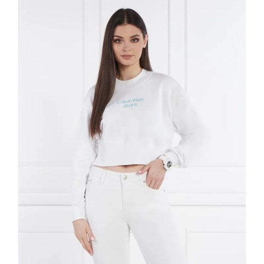 Calvin Klein Jeans Bluza STACKED INSTITUTIONAL | Cropped Fit ze sklepu Gomez Fashion Store w kategorii Bluzy damskie - zdjęcie 184353826