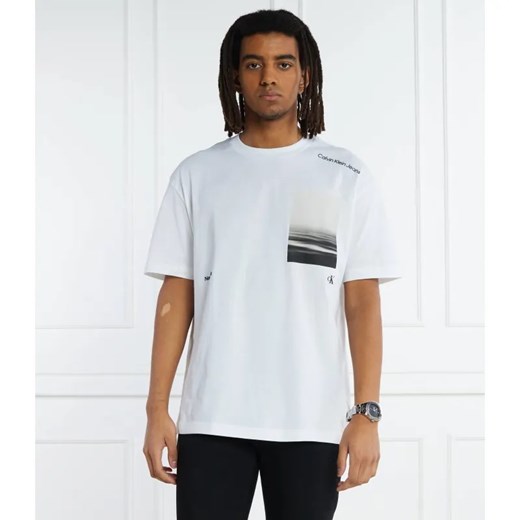 Calvin Klein Jeans T-shirt SERENITY BACK GRAPHIC | Regular Fit ze sklepu Gomez Fashion Store w kategorii T-shirty męskie - zdjęcie 184355089