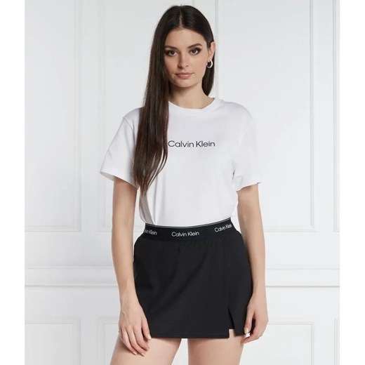 Calvin Klein T-shirt HERO LOGO | Regular Fit ze sklepu Gomez Fashion Store w kategorii Bluzki damskie - zdjęcie 184356898