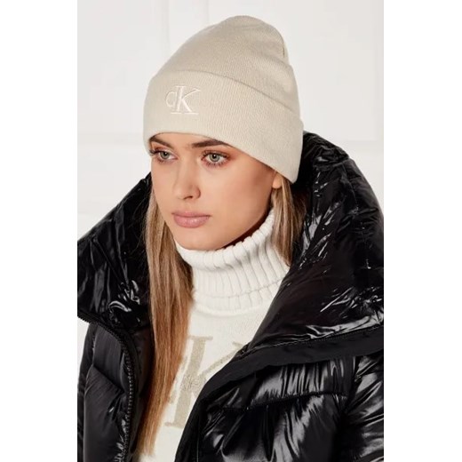 Calvin Klein Jeans Czapka MONOGRAM EMBRO One Size okazyjna cena Gomez Fashion Store