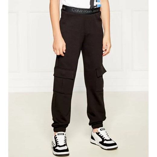 Calvin Klein Jeans Spodnie dresowe | Regular Fit ze sklepu Gomez Fashion Store w kategorii Spodnie chłopięce - zdjęcie 184506586