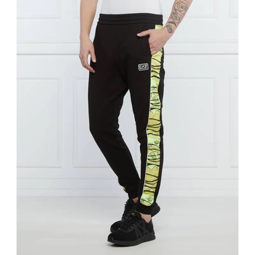EA7 Spodnie dresowe | Regular Fit ze sklepu Gomez Fashion Store w kategorii Spodnie męskie - zdjęcie 184506715