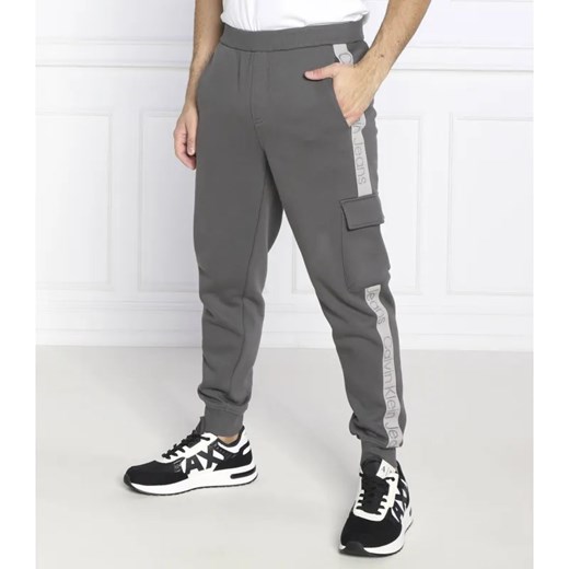 Calvin Klein Jeans Spodnie dresowe LOGO TAPE | Regular Fit ze sklepu Gomez Fashion Store w kategorii Spodnie męskie - zdjęcie 184506977