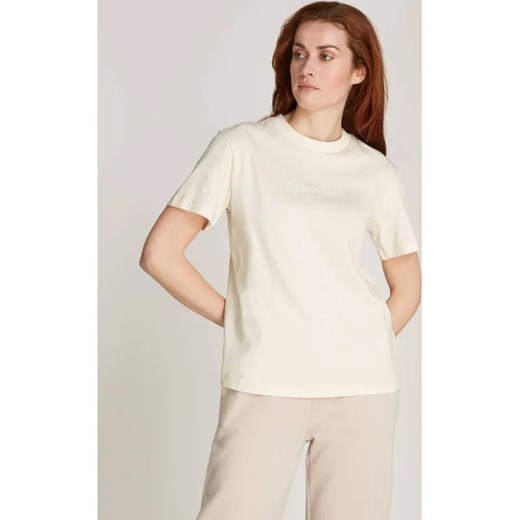 Calvin Klein T-shirt HERO LOGO | Regular Fit ze sklepu Gomez Fashion Store w kategorii Bluzki damskie - zdjęcie 184509265