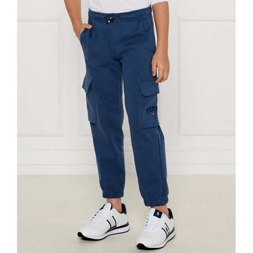 Tommy Hilfiger Spodnie VARSITY EMBR CARGO | Regular Fit ze sklepu Gomez Fashion Store w kategorii Spodnie chłopięce - zdjęcie 184510799