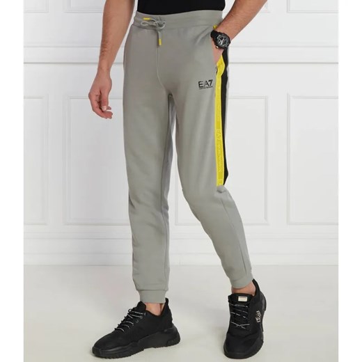 EA7 Spodnie dresowe | Regular Fit ze sklepu Gomez Fashion Store w kategorii Spodnie męskie - zdjęcie 184510866