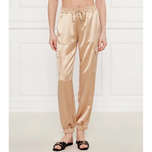 GUESS Satynowe spodnie jogger NEW MARZIA | Regular Fit ze sklepu Gomez Fashion Store w kategorii Spodnie damskie - zdjęcie 184511239
