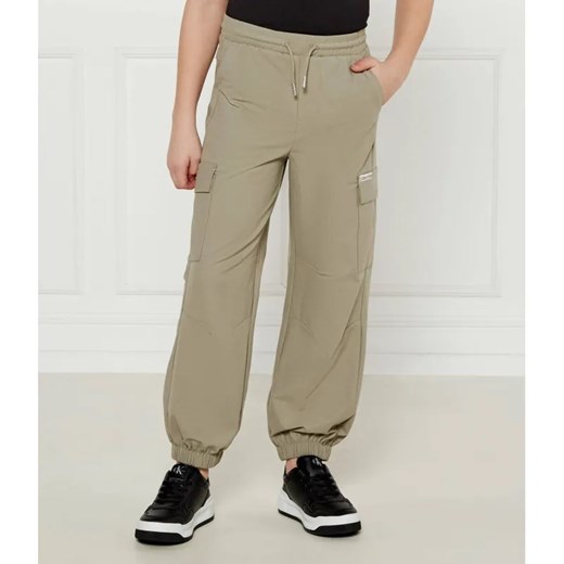 Calvin Klein Jeans Spodnie cargo | Regular Fit ze sklepu Gomez Fashion Store w kategorii Spodnie chłopięce - zdjęcie 184513639