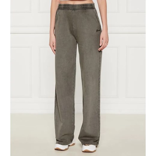 GUESS ACTIVE Spodnie dresowe MISTY | Loose fit ze sklepu Gomez Fashion Store w kategorii Spodnie damskie - zdjęcie 184516049